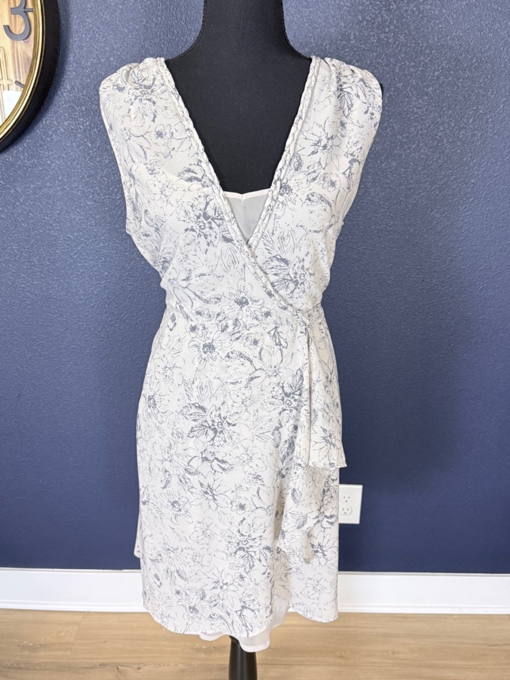 Kut from the Kloth Gray Tone Floral Sleeveless Wrap Dress | Size Large